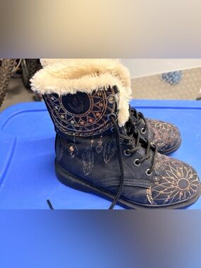 Yes We Vibe - Faux Fur Trim Dreamcatcher Combat Boots - Black & Tan